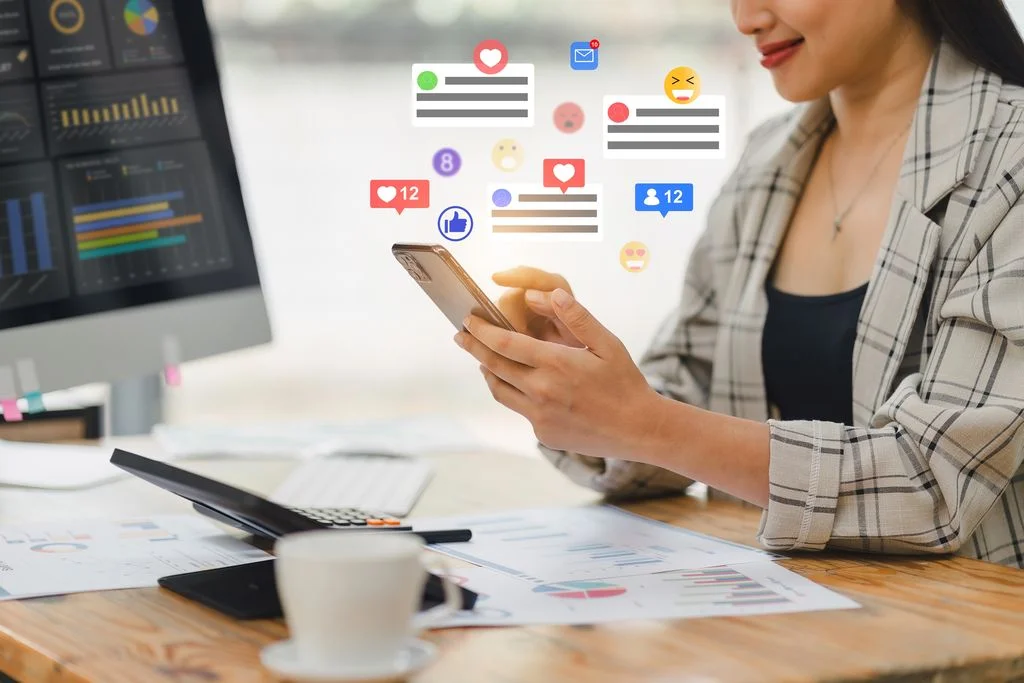shutterstock_2489342037.jpg ¿Qué es mejor para la comunicación interna? Chat vs Email