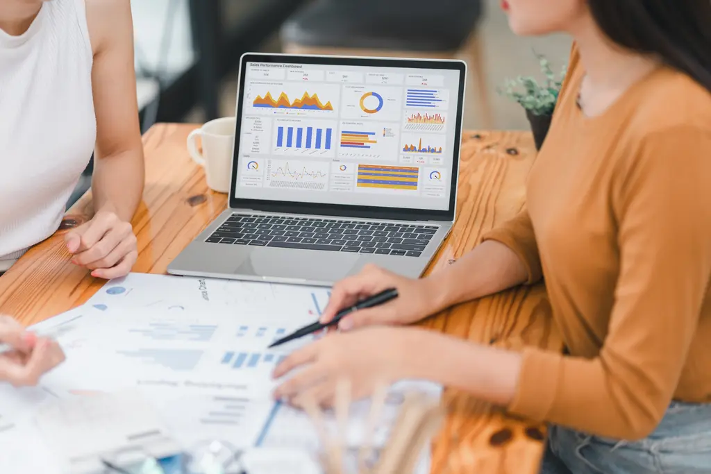 La guía definitiva para elegir la mejor herramienta CRM para tu empresa La guía definitiva para elegir la mejor herramienta CRM para tu empresa