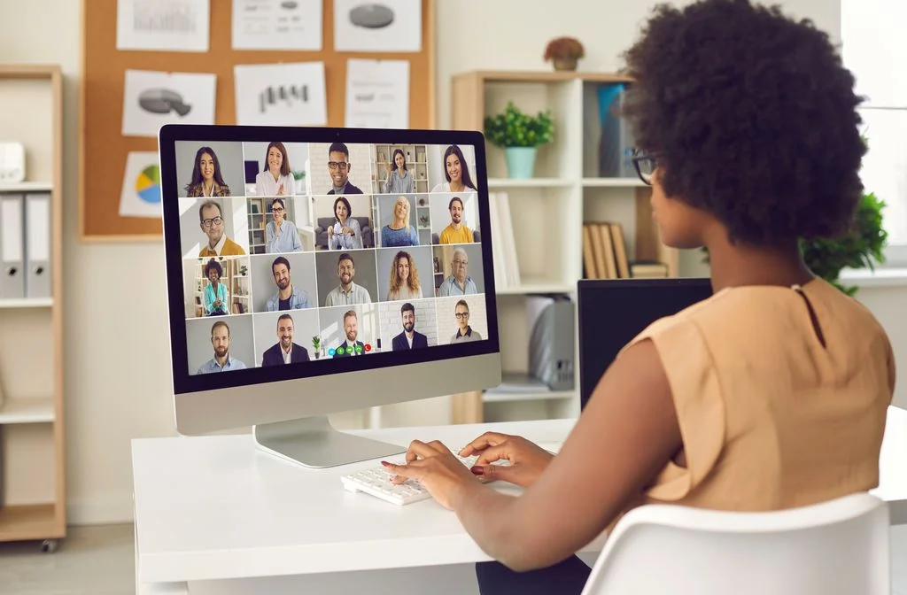 8 Estrategias Exitosas de Comunicación Híbrida para Implementar Este Año